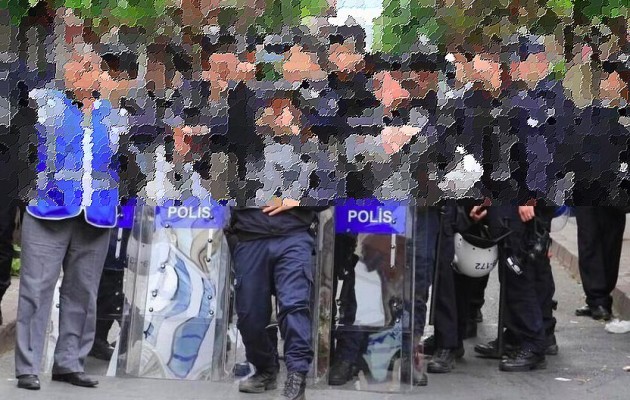 Απίστευτο: Δείτε τι κάνουν οι Τούρκοι αστυνομικοί στα επεισόδια της Πόλης