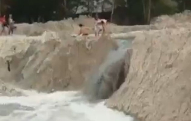 Βιετνάμ: Τρεις νεαροί παρασύρθηκαν από το πλημμυρισμένο ποτάμι (βίντεο)