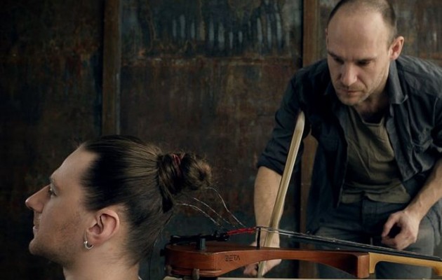Παίζει βιολί με χορδές από ανθρώπινο μαλλί (βίντεο)