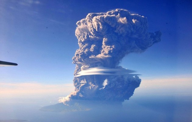 Εντυπωσιακές εναέριες εικόνες από την ηφαιστειακή έκρηξη στην Ινδονησία