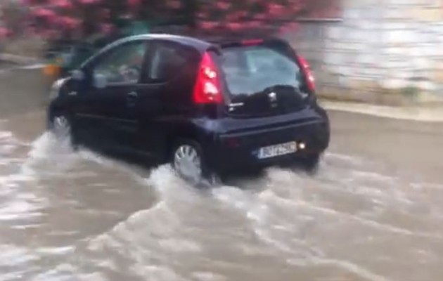 Ισχυρό μπουρίνι πλημμύρισε τον Βόλο (βίντεο)