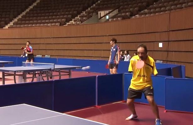 Παίζει πινγκ πονγκ χωρίς… χέρια (βίντεο)