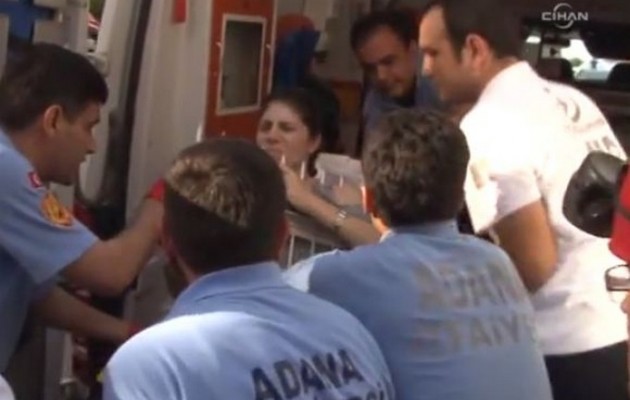 Επιχείρηση πυροσβεστών να κόψουν το κάγκελο που είχε καρφωθεί στο χέρι της (βίντεο)