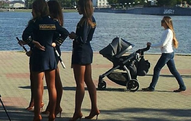 Οι Ρωσίδες αστυνομικίνες άναψαν φωτιά με τα καυτά μίνι τους!