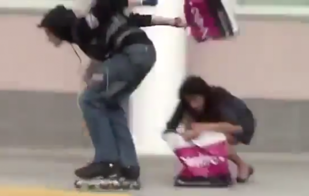 ΒΙΝΤΕΟ: Γυναικάρα με μίνι καταδιώκει και δέρνει τσαντάκια