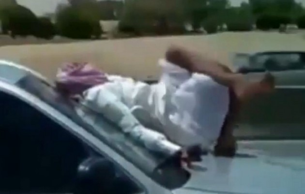 Είναι τρελοί αυτοί οι… Άραβες: Βόλτα στο καπό του αυτοκινήτου (βίντεο)