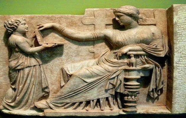 Αρχαία Ελληνίδα με… λαπτοπ σε γλυπτό του 100 π.Χ.