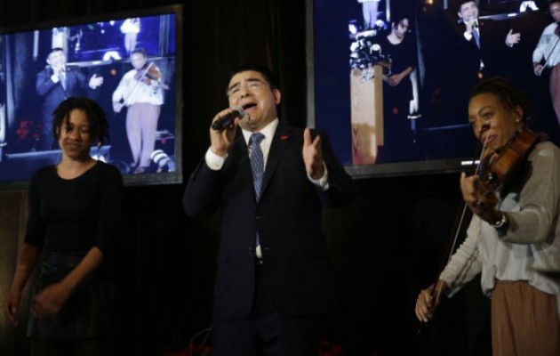 Απίστευτο βίντεο: Ζάμπλουτος Κινέζος προσέφερει γκουρμέ γεύμα σε άστεγους