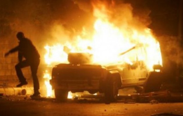 Θεσσαλονίκη: Τραυματίστηκαν 2 πυροσβέστες από έκρηξη σε σταθμευμένο αυτοκίνητο