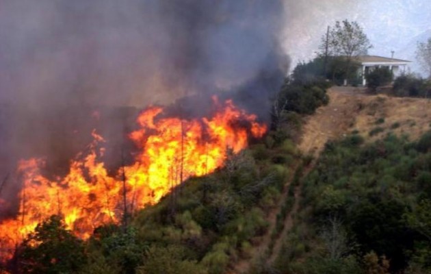 Σε ύφεση η φωτιά στο Γαλατάκι Κορινθίας