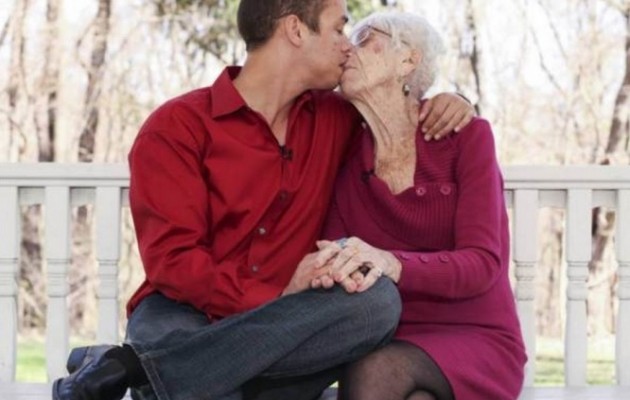 31χρονος γεροντόφιλος ποζάρει με την 91χρονη ερωμένη του