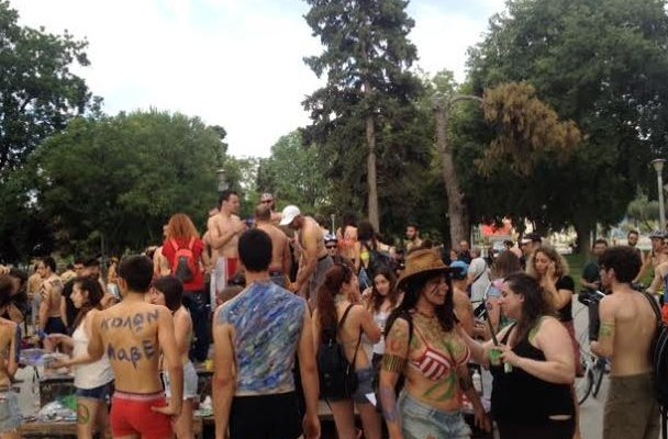 Ξεκίνησε η Γυμνή Ποδηλατοδρομία στη Θεσσαλονίκη (βίντεο)