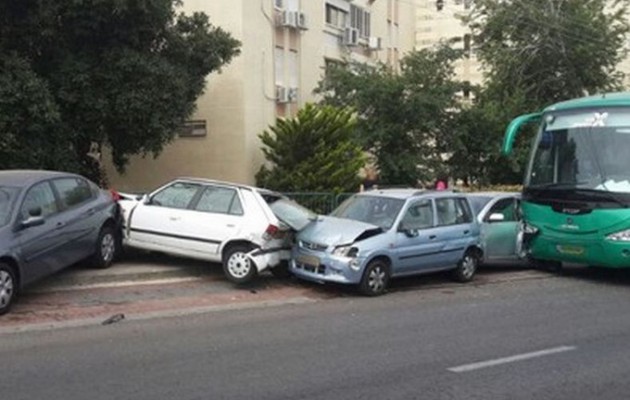 Ισραήλ: Λεωφορείο σε τρελή κούρσα παρασέρνει… 13 αυτοκίνητα (βίντεο)