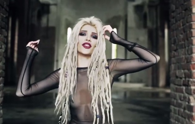 Κοσοβάρα Αλβανίδα τραγουδίστρια βεβήλωσε Ορθόδοξη Εκκλησία