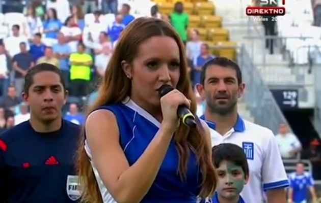 Δείτε την Καλομοίρα να λέει τον Εθνικό Ύμνο σαν το… “I wish you a merry christmas”