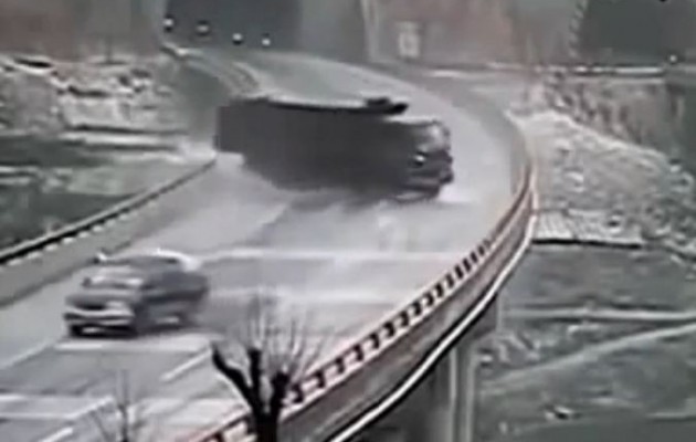 Κίνα: Απίστευτη καραμπόλα στην έξοδο του τούνελ (βίντεο)