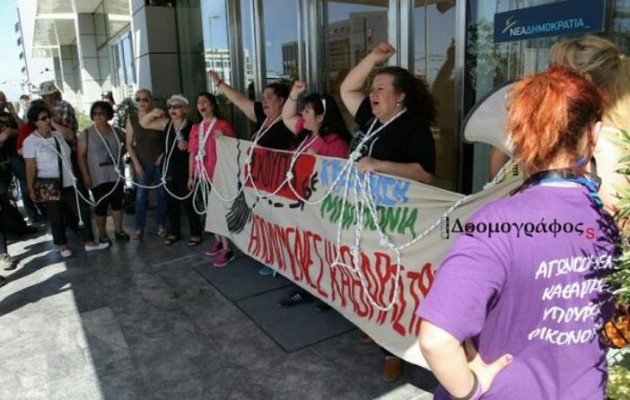 Με θηλιές στο λαιμό έξω από τα γραφεία της ΝΔ οι απολυμένες καθαρίστριες