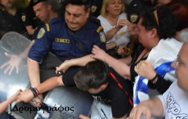 Επίθεση των ΜΑΤ στις καθαρίστριες – Υπάρχουν τραυματίες (βίντεο)
