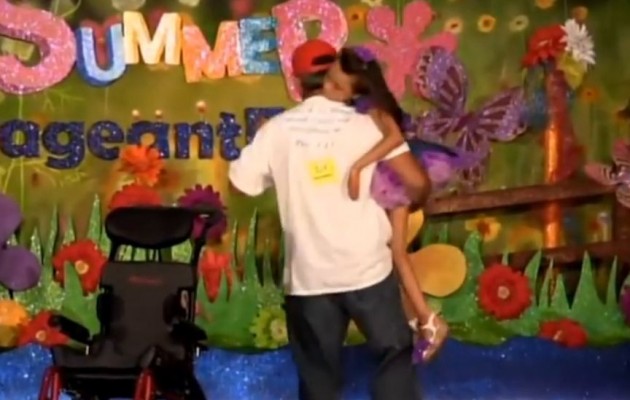 Η παραπληγική Κάρεϊ χορεύει με τον μπαμπά της και συγκινεί τον κόσμο (βίντεο)