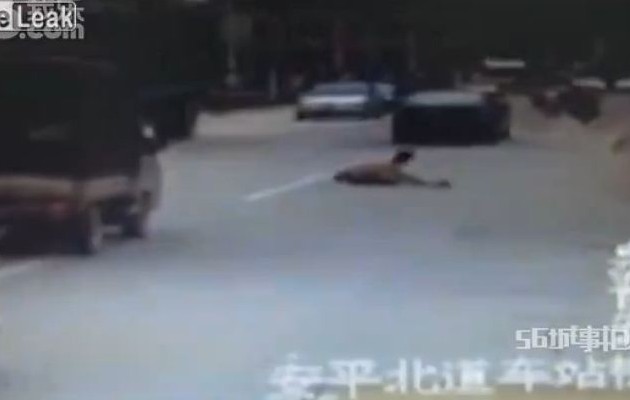Πεκίνο: Έπεσε 6 φορές σε διερχόμενα αυτοκίνητα για να τραβήξει την προσοχή (βίντεο)