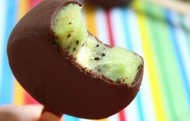 Σπιτικό παγωτό ακτινίδιο με επικάλυψη σοκολάτας