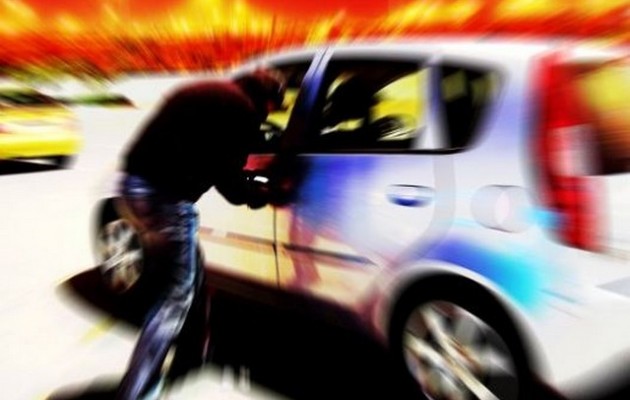 Ρέθυμνο: Την πέταξαν έξω και της έκλεψαν το αυτοκίνητο