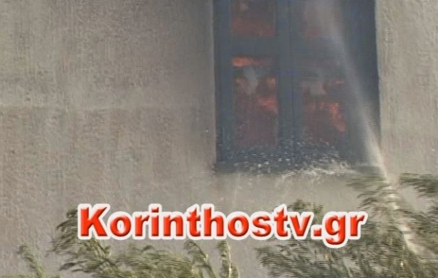 Πυρκαγιά στην Κόρινθο: Κάηκαν 2 σπίτια, τραυματίστηκε πυροσβέστης (βίντεο)