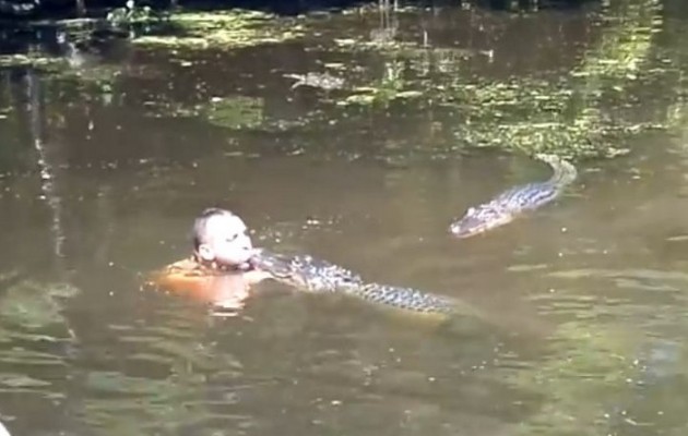 Ο Κροκοδειλάκιας της Λουιζιάνα ταΐζει τους κροκόδειλους με το… στόμα του! (βίντεο)