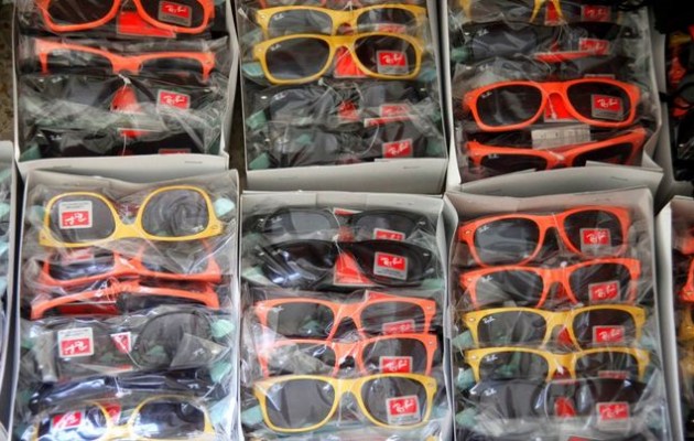 Ηράκλειο: Αποθήκη με χιλιάδες μαϊμού γυαλιά ηλίου και θήκες κινητών