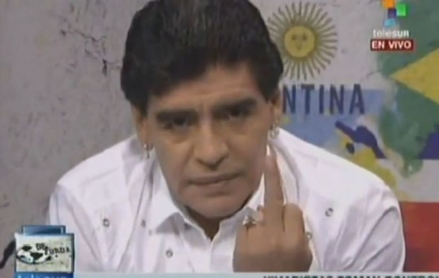 Ο Μαραντόνα προτάσσει το… δάκτυλο σε αυτούς που τον είπαν γκαντέμη (βίντεο)