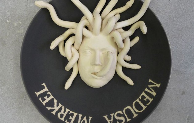 Ο Rehhaklis και η MErkelDOUSA