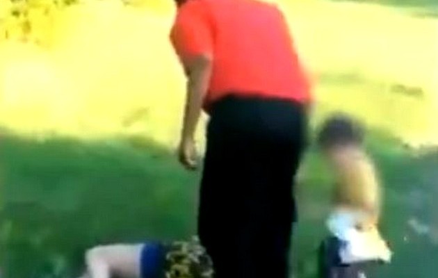 Σοκ: Δίχρονος μπέμπης προσπαθεί να σώσει την μάνα του από ξυλοδαρμό (βίντεο)