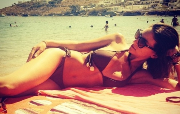 Η Αθηνά Οικονομάκου άπλωσε το κορμί της στη Μύκονο
