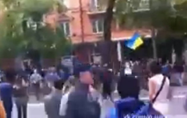 Νέα  πρόκληση της Ουκρανίας: Ναζιστές κατέστρεψαν ρωσική τράπεζα στο Κίεβο (βίντεο)