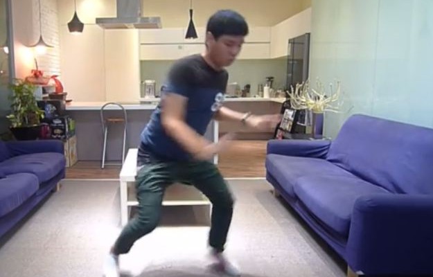Κίνα: Έγινε διάσημος βάζοντας το παντελόνι του χωρίς… χέρια (βίντεο)