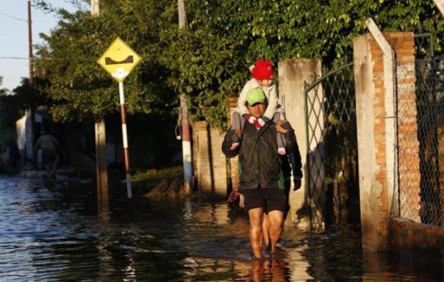 Εκατοντάδες χιλιάδες εκτοπισμένοι από τις πλημμύρες στη νότιο Αμερική