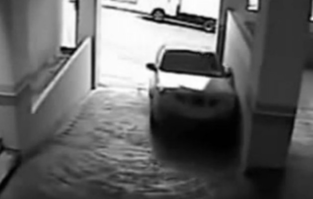 Γυναίκα οδηγός τρακάρει 2 φορές για να παρκάρει σε άδειο… πάρκινγκ! (βίντεο)