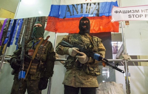 Ρώσοι αντάρτες βομβαρδίζουν με όλμους το αεροδρόμιο του Λουγκάντσκ