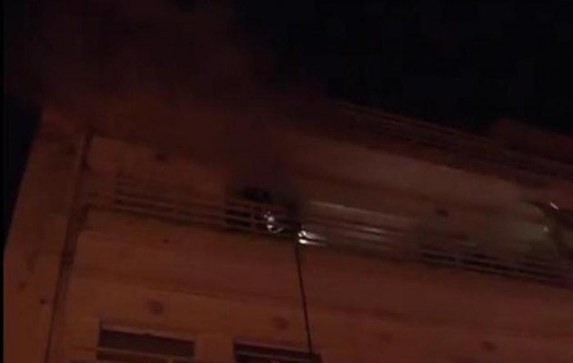 Βίντεο: Επιχείρηση απεγκλωβισμού 40χρονης από φλεγόμενο διαμέρισμα στην Πτολεμαΐδα