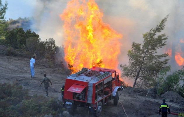 Μάχη με τις φλόγες σε πυρκαγιά στα Βίλια Αττικής