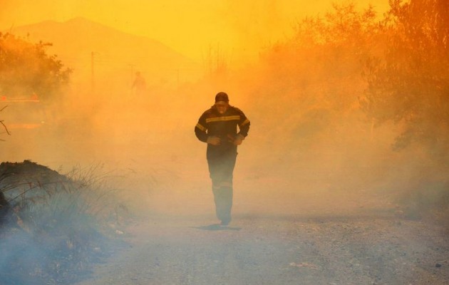 Αχαΐα: Μεγάλη φωτιά μαίνεται στο Γιαννισκάρι