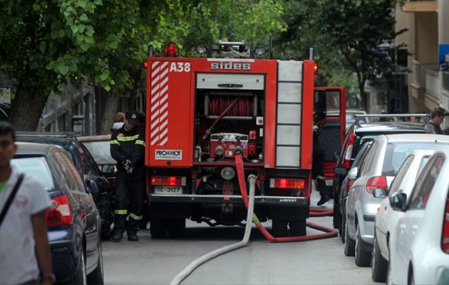 Επιχείρηση απεγκλωβισμού ενός ατόμου από φλεγομενο διαμέρισμα στη Νίκαια (εικόνες)