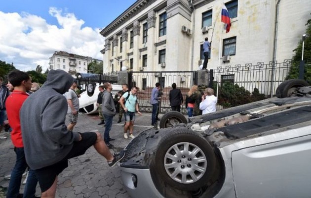 Προκαλούν οι Ουκρανοί ναζιστές: Ο Δεξιός Τομέας εισέβαλε στην πρεσβεία της Ρωσίας (βίντεο)