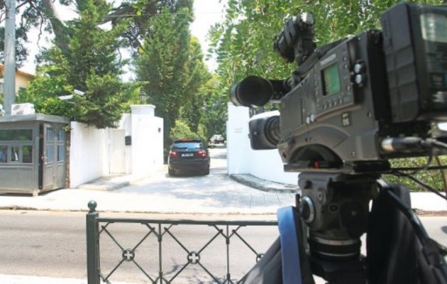 Τα “χρειάστηκε” ο Σαμαράς – 50 αντιεξουσιαστές έξω από το σπίτι του!