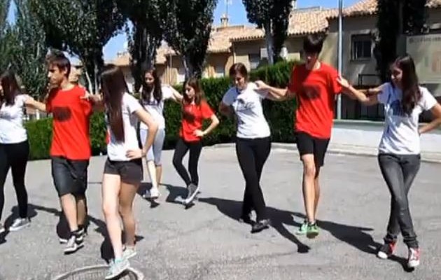 Ισπανοί μαθητές μυούνται στον ελληνικό πολιτισμό και χορεύουν συρτάκι (βίντεο)