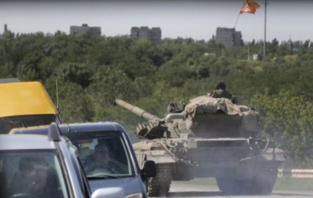 Φάλαγγες Ρώσων εθελοντών με τανκς και ρουκετοβόλα μπήκαν στην Ουκρανία