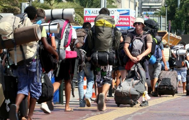Λιγότεροι και φτωχότεροι οι τουρίστες που έρχονται στην Ελλάδα