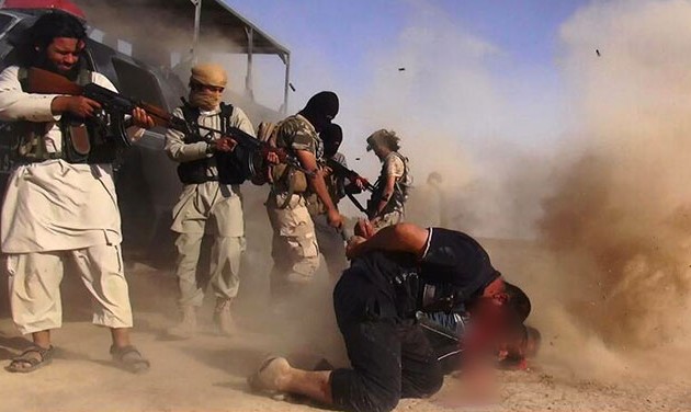 Σκληρές εικόνες: Ισλαμιστές εκτελούν Ιρακινούς στρατιώτες