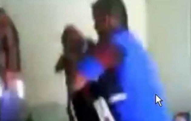 ΣΟΚ: Ο πατέρας βασανίζει τα παιδιά και η μάνα το… φιλμάρει (βίντεο)