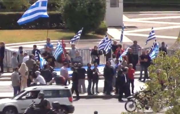 ΒΙΝΤΕΟ: Μια “χούφτα” οι Χρυσαυγίτες έξω από τη Βουλή